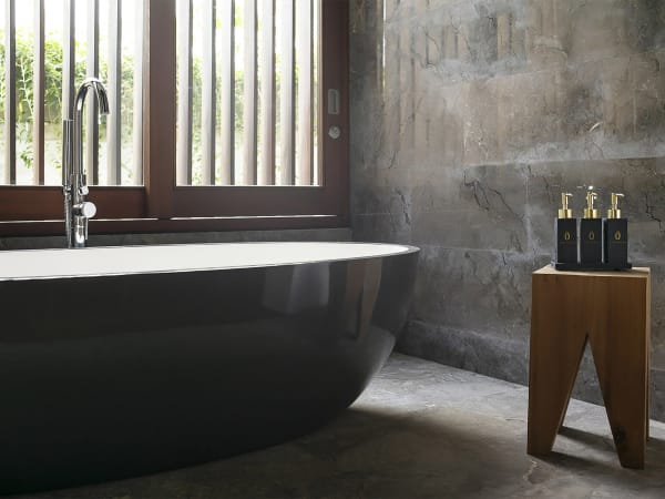 Villa Indrani - Amenities and bathtub